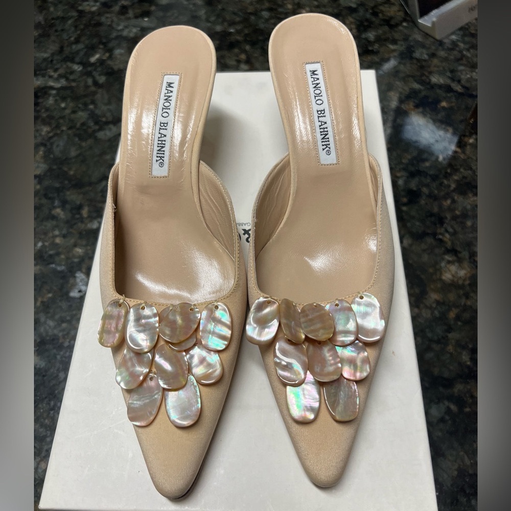 Brand New MANOLO BLAHNIK SATIN NUDE MULE KITTEN HEEL SIZE 37 1/2,